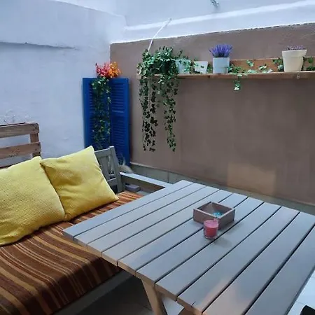 Modern Urban Host With Private Courtyard