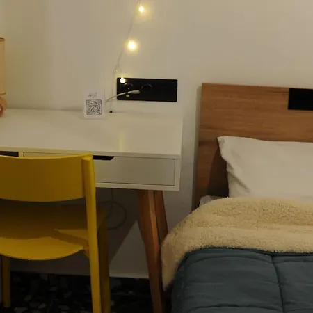 Modern Urban Host With Private Courtyard * Soluň