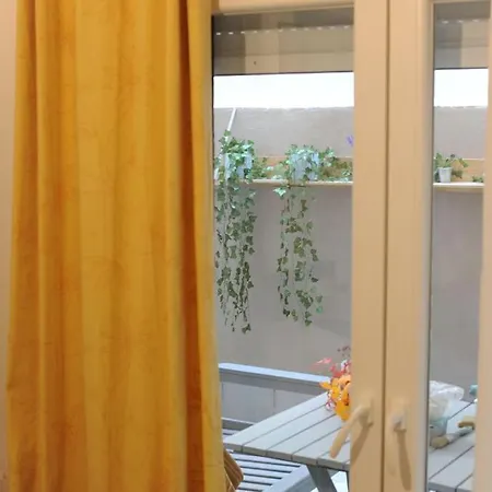 Апартаменты Modern Urban Host With Private Courtyard