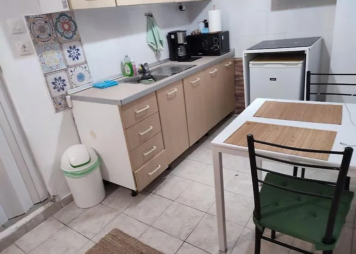 Modern Urban Host With Private Courtyard Tessalónica