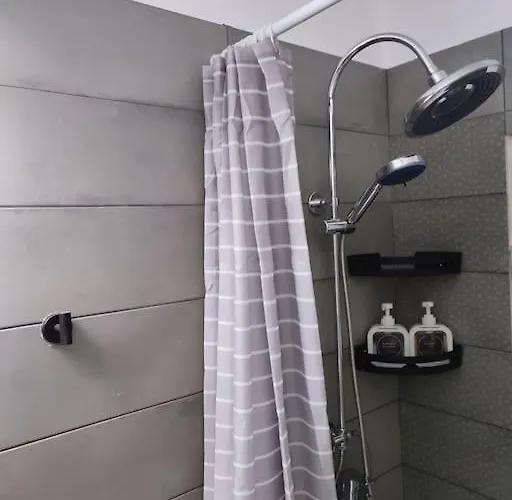 Apartamento Modern Urban Host With Private Courtyard Tessalónica