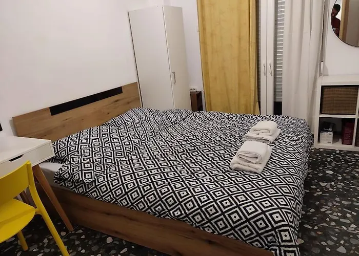 Apartamento Modern Urban Host With Private Courtyard Tessalónica