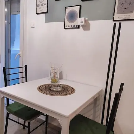 Modern Urban Host With Private Courtyard *