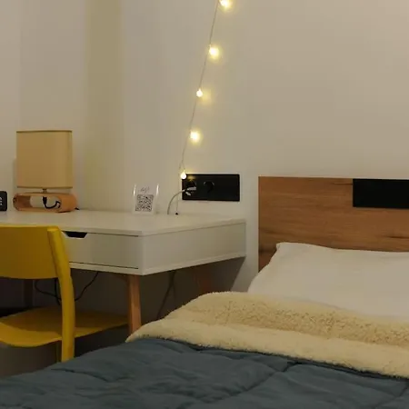 Modern Urban Host With Private Courtyard *