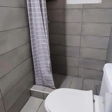 Modern Urban Host With Private Courtyard 아파트