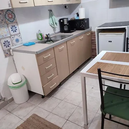 Modern Urban Host With Private Courtyard Tesalónica