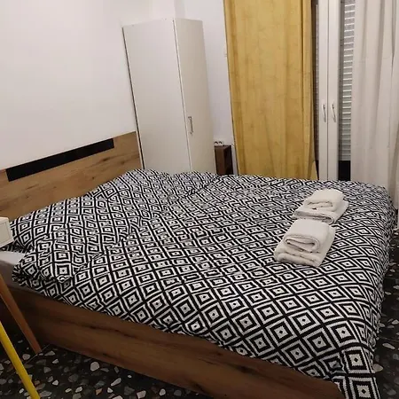 Apartamento Modern Urban Host With Private Courtyard Tesalónica
