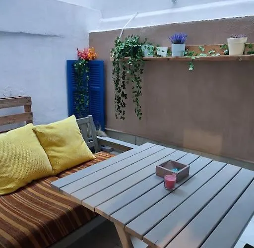 Modern Urban Host With Private Courtyard