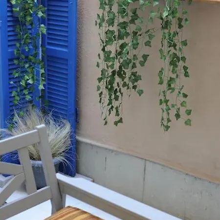 Modern Urban Host With Private Courtyard سالونيك