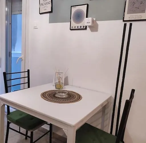 Modern Urban Host With Private Courtyard *